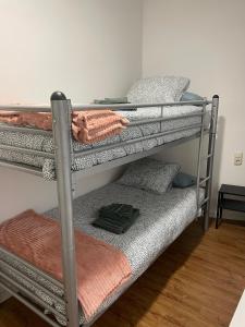 a couple of bunk beds in a room at Apartamento céntrico en Berga - ALBERGA in Berga