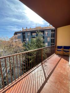 A balcony or terrace at Apartamento céntrico en Berga - ALBERGA