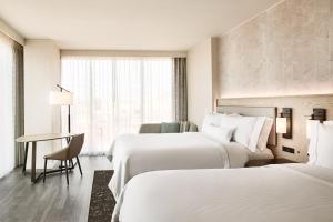 Postel nebo postele na pokoji v ubytování The Westin Tempe