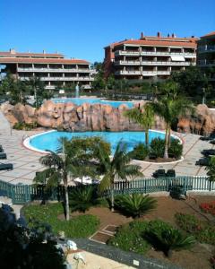 Blick auf einen Swimmingpool in einem Resort in der Unterkunft RESIDENCIAL JARDINES DEL TEIDE, 126 in Puerto de la Cruz