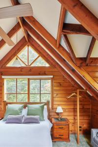 een slaapkamer met een wit bed en een raam bij Fernhem Cottages- Love in the Mist in Emerald