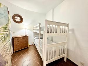 una camera con 2 letti a castello e un comò di Cabopino Port - EaW Homes a Marbella Altre 13 foto