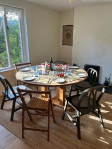 una mesa de comedor con sillas y una mesa con comida. en 4 Balvaig Cottage en Stirling