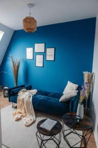 un salon bleu avec un canapé bleu et deux tables dans l'établissement Central-Living blue - Netflix - WiFi, à Essen
