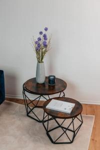 une table avec un vase de fleurs dessus dans l'établissement Central-Living blue - Netflix - WiFi, à Essen