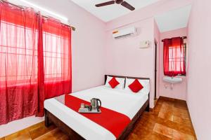 Ένα ή περισσότερα κρεβάτια σε δωμάτιο στο Hotel O Karapakkam, Chennai