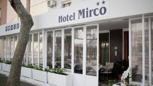 um sinal de hotel de micronésia na fachada de um edifício em Hotel Mirco em Cattolica