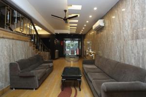 um átrio com sofás e uma mesa num quarto em Super OYO The Avenue Residency Near Leisure Valley Park em Gurgaon