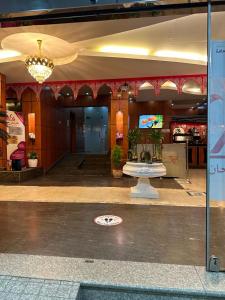 eine Lobby mit einem Tisch in der Mitte eines Gebäudes in der Unterkunft Al Farhan Hotel Suites Al siteen in Al-Dschubail