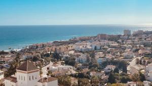 z powietrza widok na miasto i ocean w obiekcie Seaview Apartment Mira Andalus w mieście Sitio de Calahonda