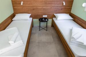 Un pat sau paturi într-o cameră la Đerdan Garden apartments