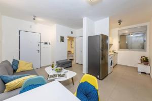 Il comprend un salon avec un canapé et une cuisine. dans l'établissement Ben Yehuda Beach Appartment, à Tel Aviv
