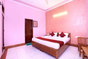 1 dormitorio con 1 cama grande en una habitación en GMG Hotel en Chandigarh