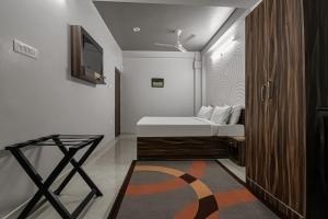 een kleine slaapkamer met een bed en een tapijt bij Townhouse Vidya Vihar in Dīgha