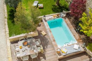 an overhead view of a swimming pool in a yard at LE LANTERNON in Saint-Martin-de-Ré