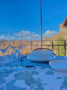 un tavolo con due bicchieri da vino sopra di CASE BALDELLI LA TERRAZZA a Perugia