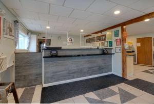 a waiting room with a bar in the middle of a room at Quality Inn & Suites in Lincoln