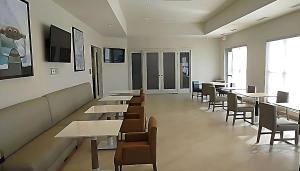 uma sala de jantar com mesas e cadeiras num restaurante em Comfort Suites em Richmond