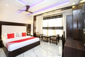 um quarto com uma cama grande e uma sala de jantar em OYO Hotel Ska Hometel em Chandīgarh