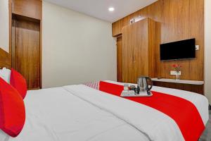 Cette chambre comprend un lit et une télévision. dans l'établissement Flagship Hotel The Silver Nest, à Nagpur