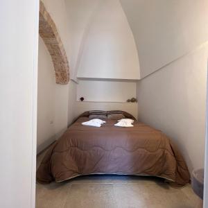 a bedroom with a bed with two towels on it at Trullo in Light in Alberobello