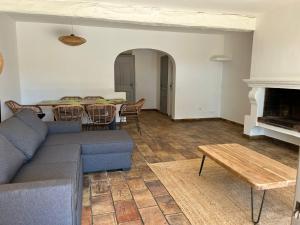 ein Wohnzimmer mit Sofa und Tisch in der Unterkunft Villa Lou Pantai with New Swimming Pool in Sainte-Maxime