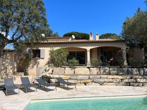 ein Haus mit einem Swimmingpool vor dem Haus in der Unterkunft Villa Lou Pantai with New Swimming Pool in Sainte-Maxime