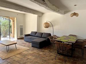 ein Wohnzimmer mit Sofa und Tisch in der Unterkunft Villa Lou Pantai with New Swimming Pool in Sainte-Maxime
