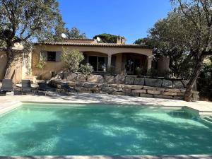ein Swimmingpool vor einem Haus in der Unterkunft Villa Lou Pantai with New Swimming Pool in Sainte-Maxime + 47 Fotos