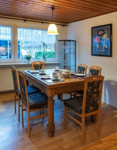 - une salle à manger avec une table et des chaises en bois dans l'établissement Mensteder Utkiek, à Großheide