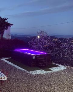 een hot tub met paarse verlichting bovenop een heuvel bij Trilogy in La Spezia