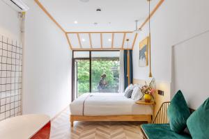 Tongli Slowlife River View Inn客房内的一张或多张床位