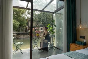 Tongli Slowlife River View Inn客房内的一张或多张床位