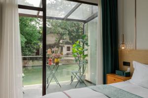 Tongli Slowlife River View Inn客房内的一张或多张床位
