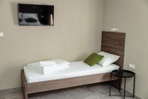 Un pat sau paturi într-o cameră la Đerdan Garden apartments