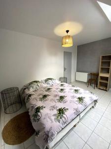 ein Schlafzimmer mit einem Bett mit einer Pflanze darauf in der Unterkunft L’escale proche château de chantilly in Précy-sur-Oise