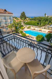Bazén v ubytování L'Oceanica Beach Resort nebo v jeho okolí