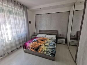 - une chambre avec un lit et une couverture à motifs tigres dans l'établissement La casa del Lubra, à Piombino