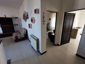 - un salon avec une chaise et une porte dans l'établissement La casa del Lubra, à Piombino