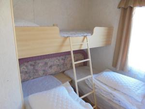 Una cama o camas en una habitación de 10 Berth on Coastfields with free WiFi Status