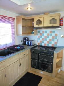 Una cocina o cocineta en 10 Berth on Coastfields with free WiFi Status