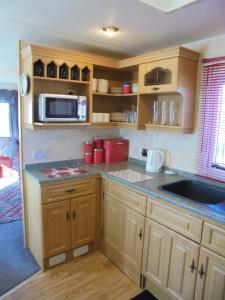 Una cocina o cocineta en 10 Berth on Coastfields with free WiFi Status