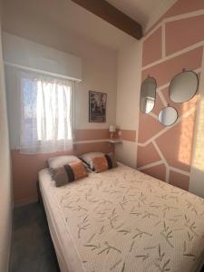 une chambre avec un grand lit avec deux oreillers dans l'établissement Belle vue, T2 Mezzanine vue port, 50 m de la plage de la conque, au Cap d'Agde
