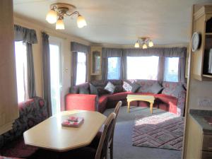 Un lugar para sentarse en 10 Berth on Coastfields with free WiFi Status
