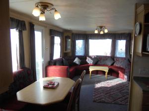 Un lugar para sentarse en 10 Berth on Coastfields with free WiFi Status