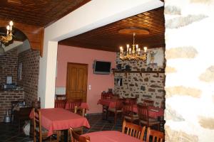 Guesthouse To Spiti Τou Gakou tesisinde bir restoran veya yemek mekanı