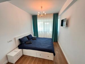 Giường trong phòng chung tại 2 rooms Airy & Bright Palas Park