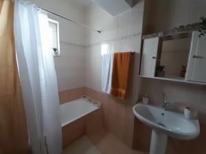 Koupelna v ubytování Giotouli Apartment