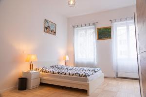 Кровать или кровати в номере Family&Friends Apartments Schönbrunn