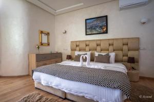 Voodi või voodid majutusasutuse Hôtel ZIRYAB toas